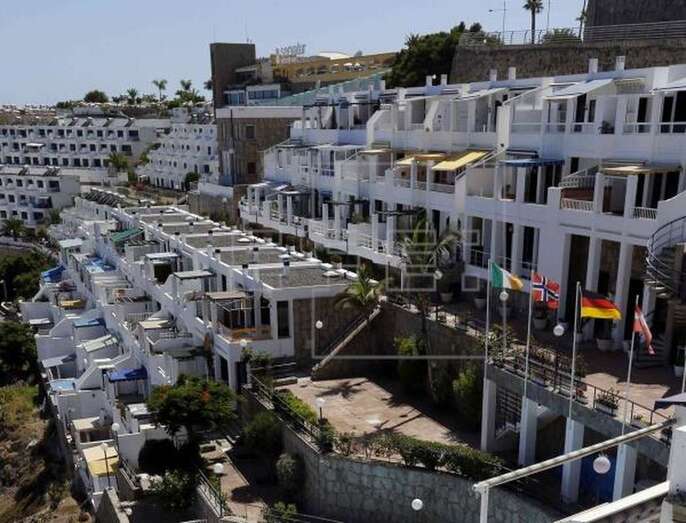 Imagen de archivo de un complejo de apartamentos en Puerto Rico (Foto EFE / Elvira Urquijo A.)